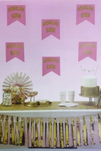 Hoşgeldin Kızım Yazılı Flama Süs Pembe Üzeri Altın Renk
