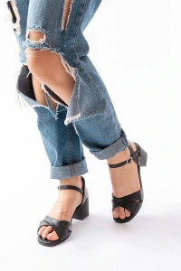 K-11 Siyah Günlük Çapraz Topuklu Kadın Sandalet