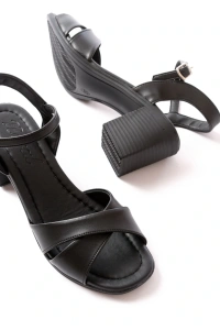 K-11 Siyah Günlük Çapraz Topuklu Kadın Sandalet