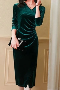 Kadın Uzun Kollu Kruvaze Yakalı Yandan Büzgülü önden çapraz Detaylı Midi Kadife Elbise