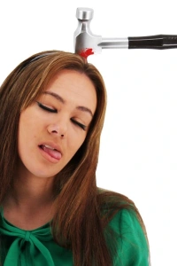 Kafaya Saplanmış Kahverengi Saplı Çekiç Şaka Tacı