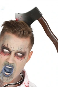 Kafaya Saplanmış Kanlı Balta Şaka Tacı