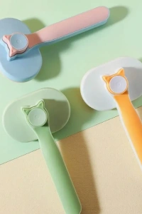 Kedi ve Köpekler İçin Kendini Temizleyen Tüy Fırçası