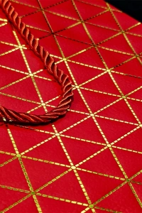 Kırmızı Geometrik Desenli Mini Boy Karton Hediye Çantası