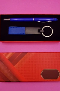 Kırmızı Kutulu Lacivert Anahtarlık ve Kalem Seti