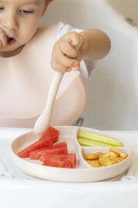 Krem Rengi 3’lü Silikon Yemek Seti – Önlük + Diş Kaşıyıcılı Kaşık + Vakumlu Tabak