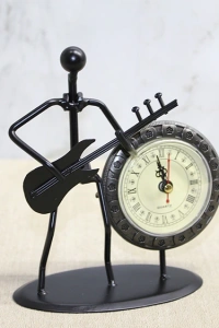 Metal Saatli Gitar Çalan Müzisyen