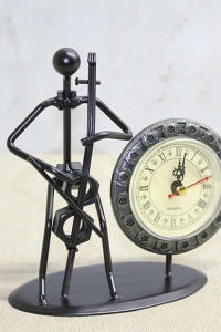 Metal Saatli Keman Çalan Müzisyen