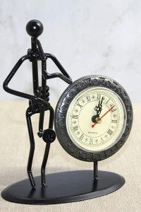 Metal Saatli Saksafon Çalan Müzisyen