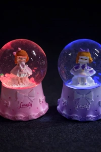 Mini Işıklı Sevimli Kız Kar Küresi
