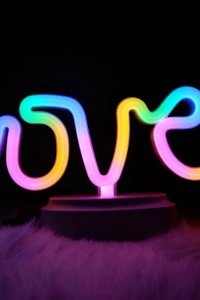 Neon Işıklı Love Yazılı Masa Gece Lambası
