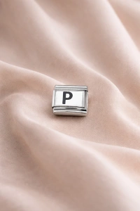 Nomination Uyumlu “P” Harf Charm – Çelik Bileklik Modülü, Kişiye Özel Harf Aksesuarı