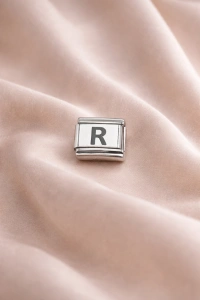 Nomination Uyumlu “R” Harf Charm – Çelik Bileklik Modülü, Kişiye Özel Harf Aksesuarı