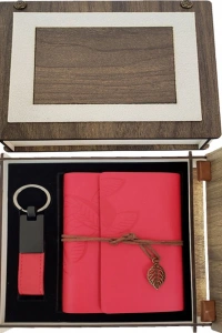 Özel Ahşap Kutulu Kırmızı Deri Defter ve Anahtarlık Seti
