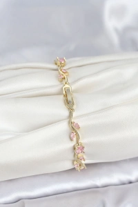 Pirinç Gold Renk Pembe Zirkon Taşlı Çiçek Model Kadın Bileklik