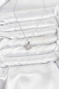 Pirinç Gümüş Renk Çiçek Model Kadın Kolye