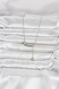 Pirinç Gümüş Renk Minimal Sallantılı Yıldız Model Kadın Kolye