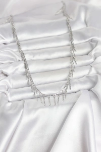 Pirinç Gümüş Renk Saçaklı Model Kadın Kolye