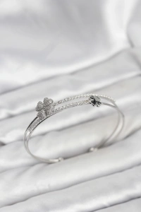 Pirinç Gümüş Renk Yonca Model Kadın Bileklik