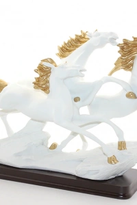 Polyester 3lü Şahlanmış At Figürü