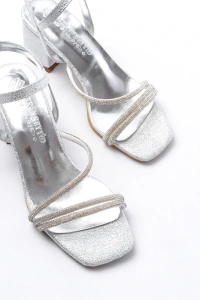 S-900  Gümüş Bantlı Taşlı Kalın Şeffaf Topuklu Kadın Ayakkabı