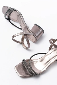 S-900  Platin Bantlı Taşlı Kalın Şeffaf Topuklu Kadın Ayakkabı