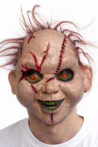 Saçlı Chucky Korku Maskesi – Gerçekçi Dikişli ve Detaylı Maske