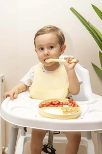 Sarı 3’lü Silikon Yemek Seti – Önlük + Diş Kaşıyıcılı Kaşık + Vakumlu Tabak