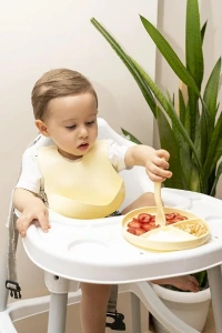 Sarı 3’lü Silikon Yemek Seti – Önlük + Diş Kaşıyıcılı Kaşık + Vakumlu Tabak