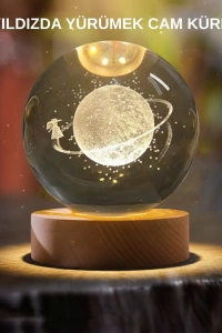 Sarı Işıklı Dekoratif Cam Küre Kız Figürlü Ahşap Standlı