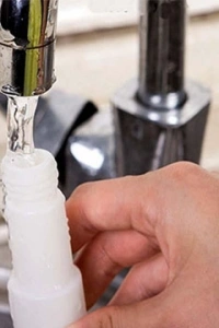 Su Hazneli ve Spreyli Cam Silme Aparatı