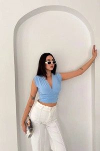 Vatkalı Kolsuz V Yaka Drapeli Crop Bluz Likralı Fit - Bebek Mavisi