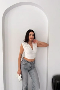 Vatkalı Kolsuz V Yaka Drapeli Crop Bluz Likralı Fit - Beyaz