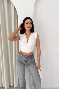 Vatkalı Kolsuz V Yaka Drapeli Crop Bluz Likralı Fit - Beyaz