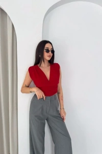 Vatkalı Kolsuz V Yaka Drapeli Crop Bluz Likralı Fit - Kırmızı