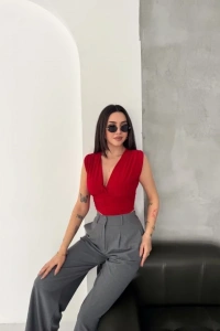 Vatkalı Kolsuz V Yaka Drapeli Crop Bluz Likralı Fit - Kırmızı