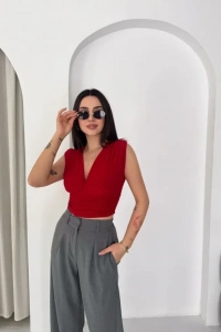 Vatkalı Kolsuz V Yaka Drapeli Crop Bluz Likralı Fit - Kırmızı
