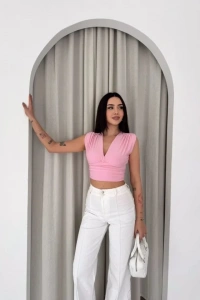 Vatkalı Kolsuz V Yaka Drapeli Crop Bluz Likralı Fit - Pembe
