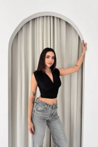 Vatkalı Kolsuz V Yaka Drapeli Crop Bluz Likralı Fit - Siyah