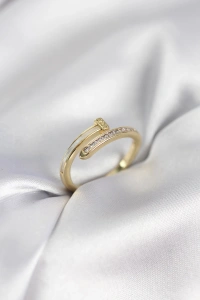 Zirkon Taşlı Gold Renk Yassı Çivi Model Kadın Yüzük