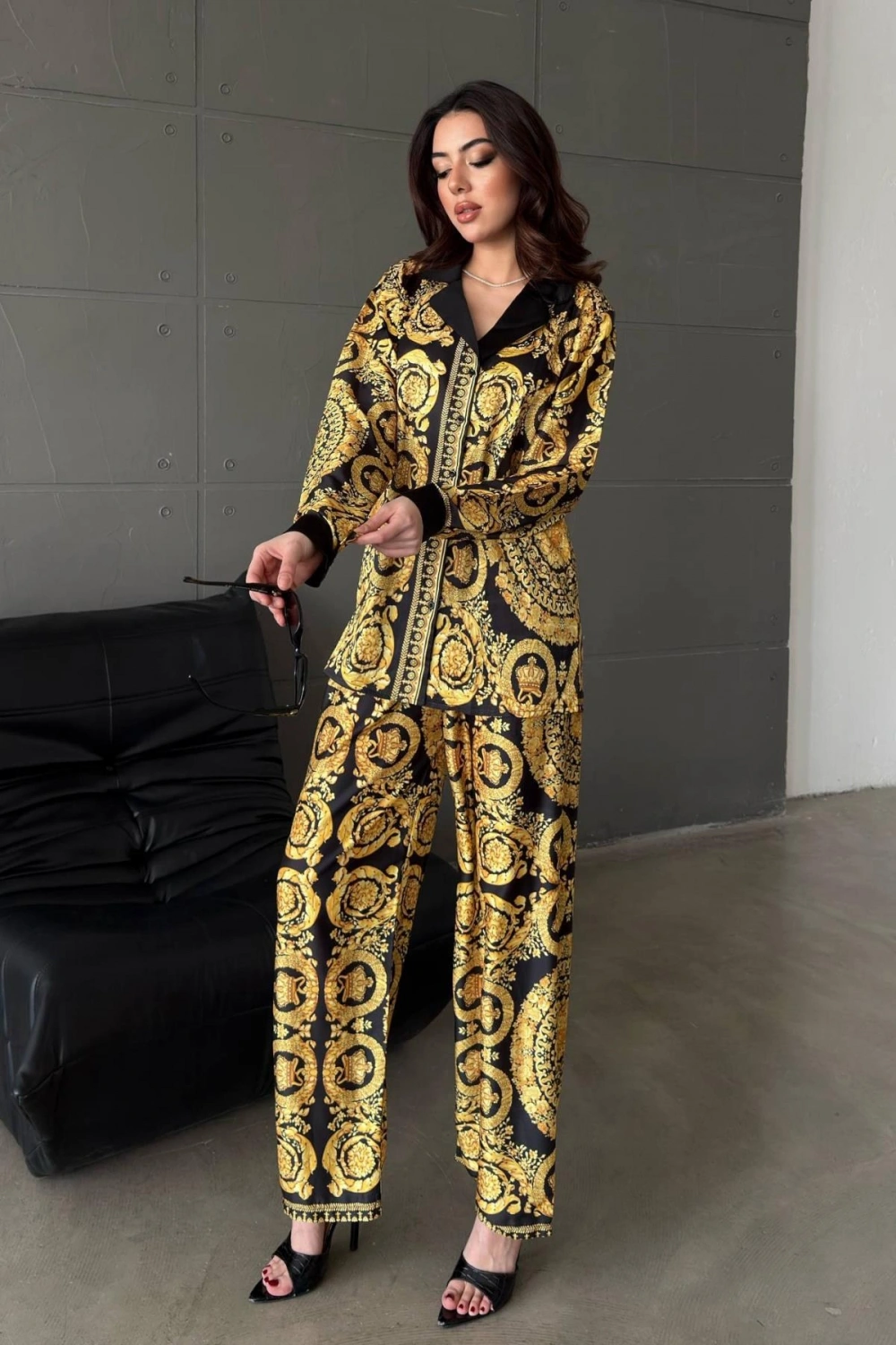 Sarı Gömlek Ve Baskılı Pantolon Takım