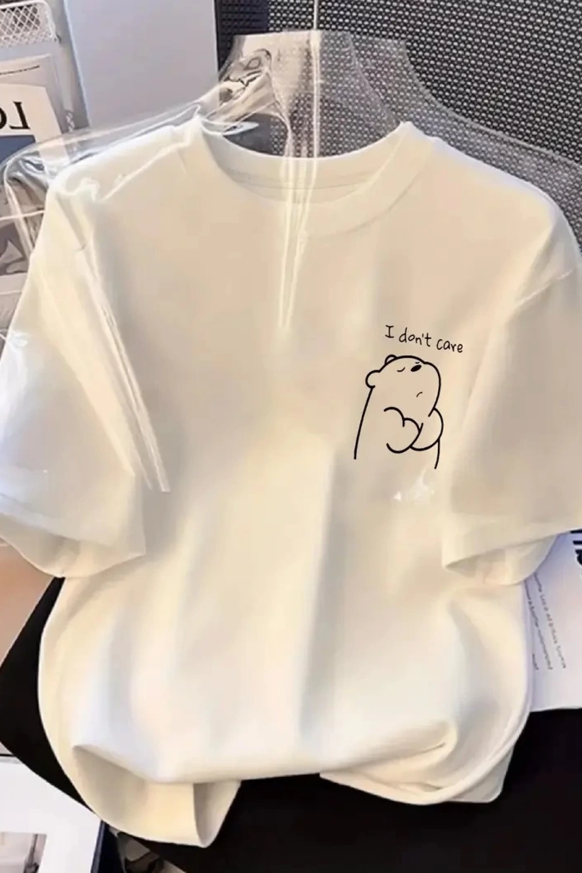 [Günlük T-Shirt] Hafif Kadın Günlük T-Shirt | Bol Kesim, Kısa Kollu, Yuvarlak Yaka, Eğlenceli Karikatür Ayı ve Umrumda Değil Baskı - Günlük Stil, İlkbahar/Yaz- Beyaz