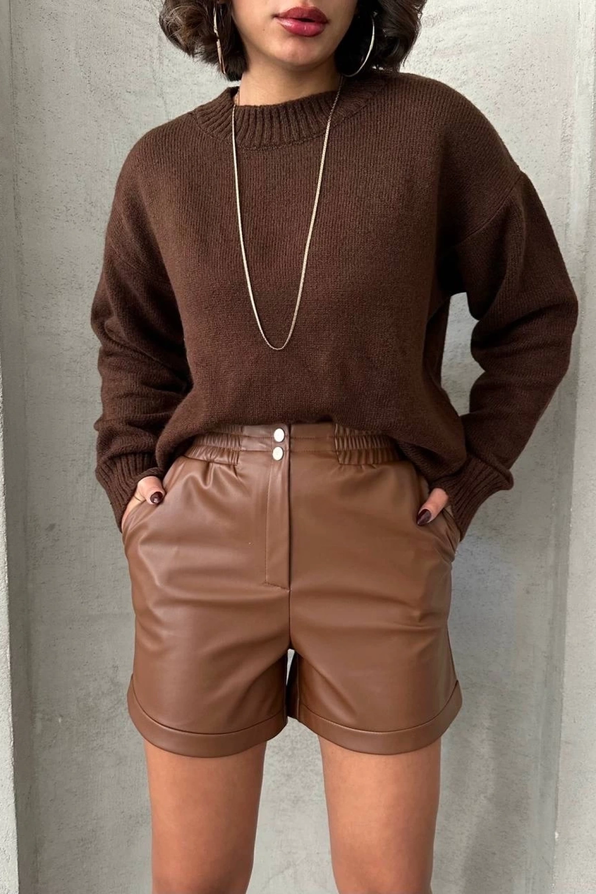 Beli lastikli çıtçıtlı deri şort kahve w241007