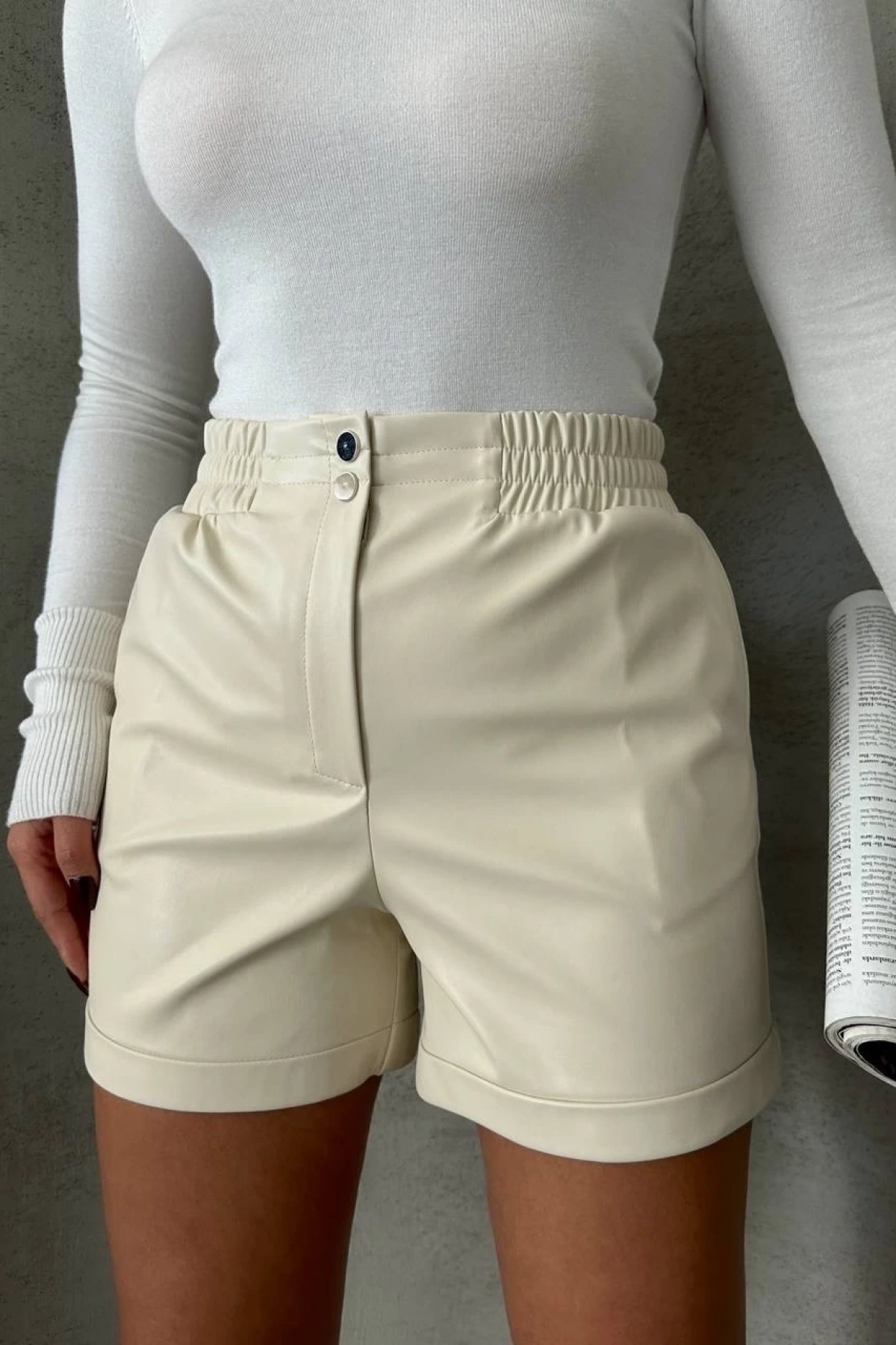 Beli lastikli çıtçıtlı deri şort krem w241007
