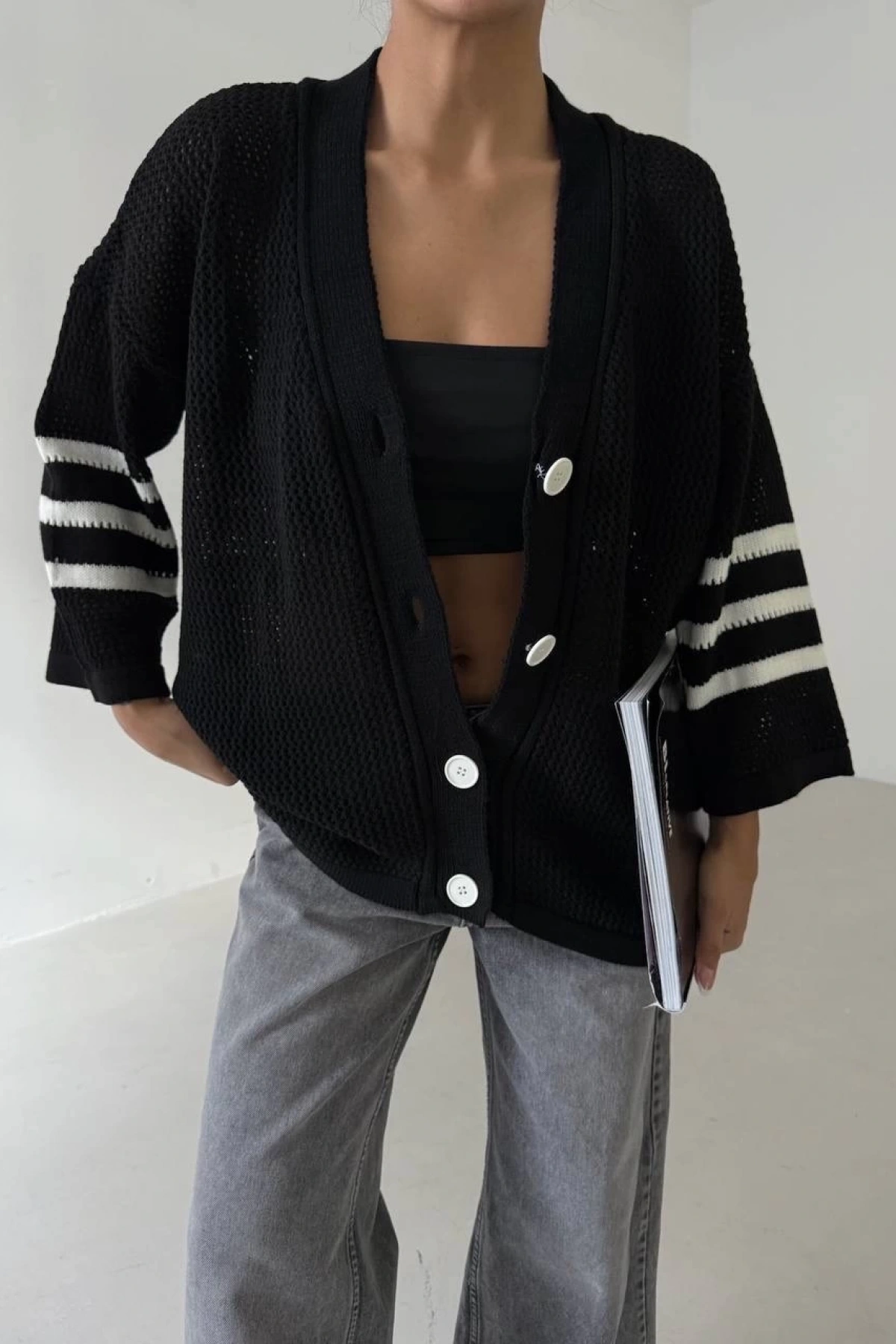 Büyük düğmeli salaş triko hırka siyahbeyaz