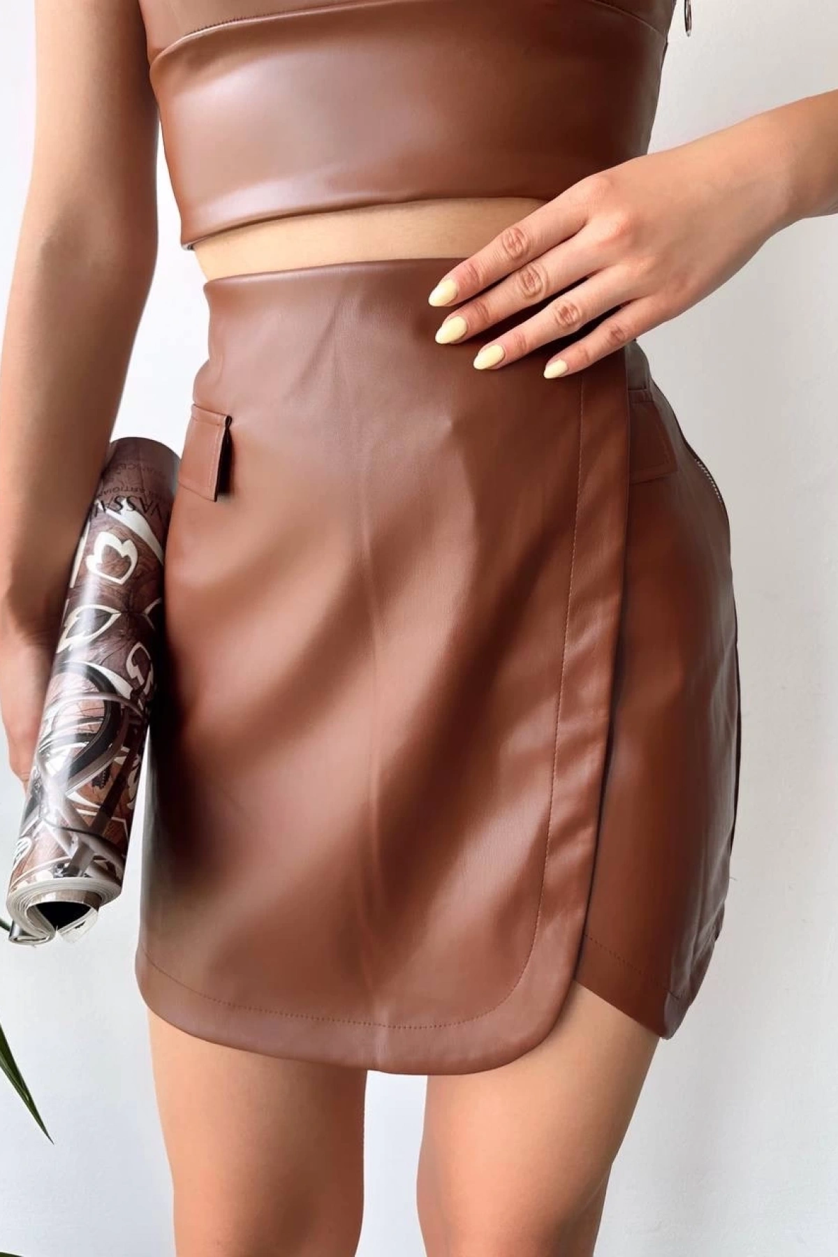 Cep detaylı oval kapaklı deri etek kahve h240048