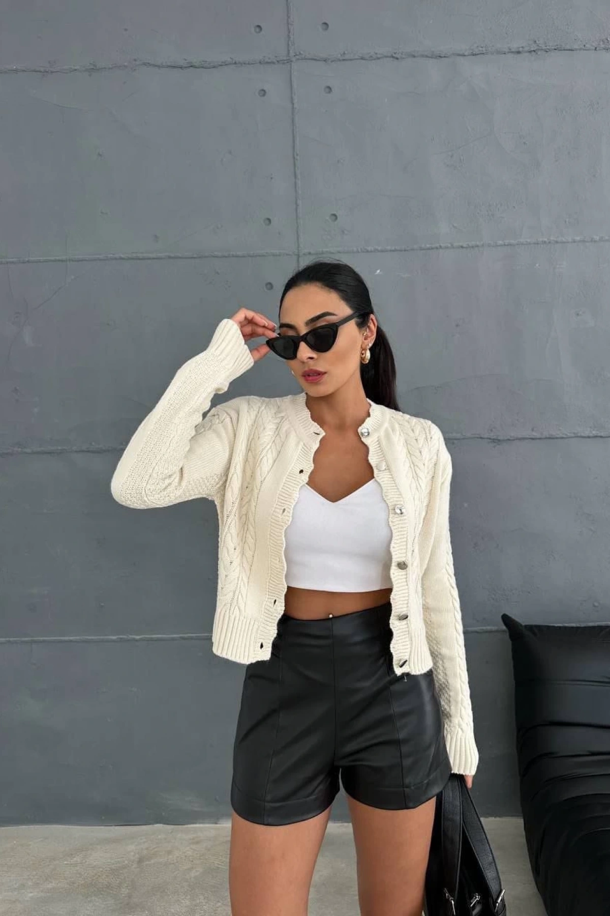 Düğme detaylı hırka ekru