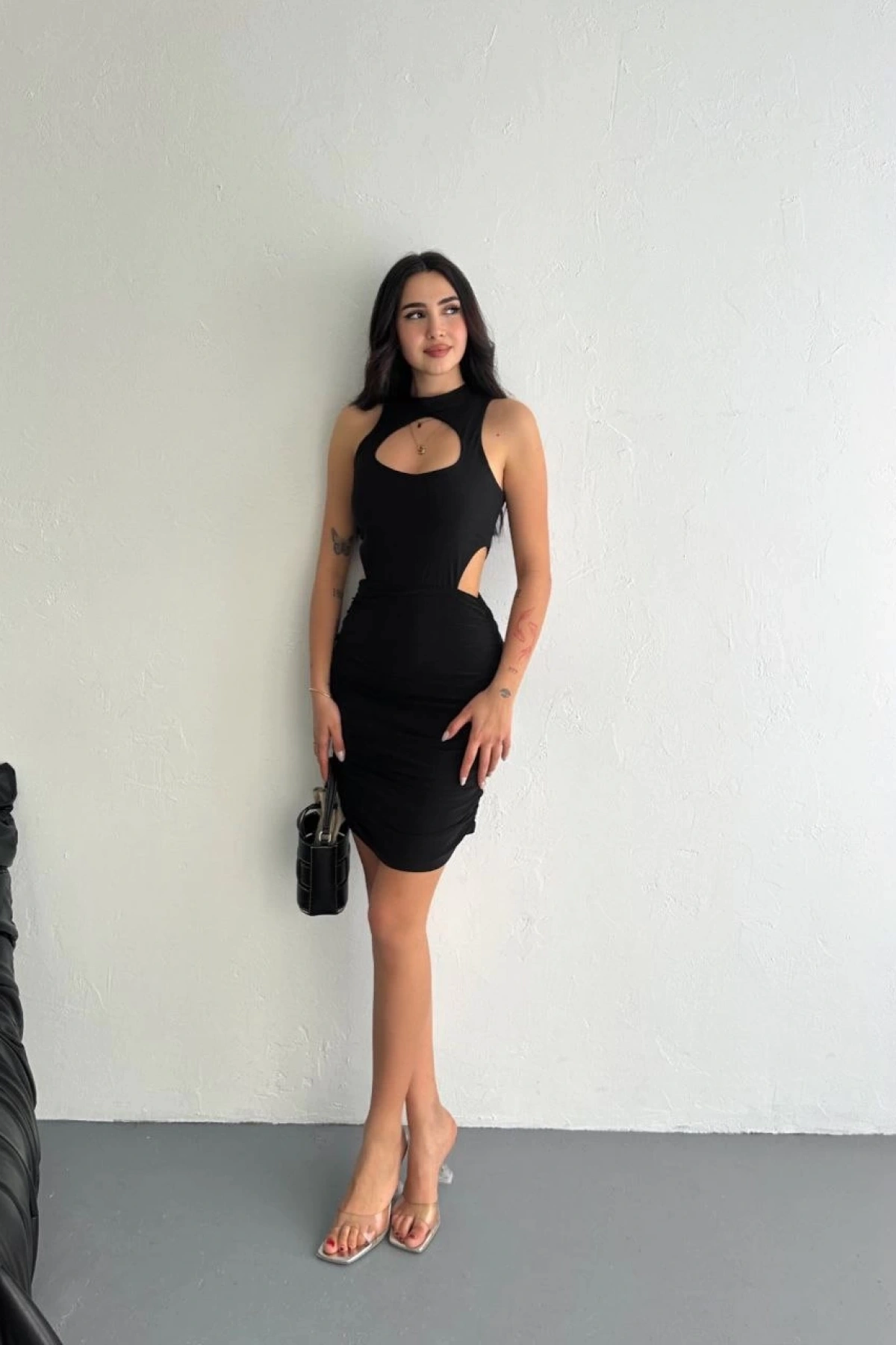 Göğüs ve Yanlar dekolteli Kolsuz Boy Elbise - Siyah