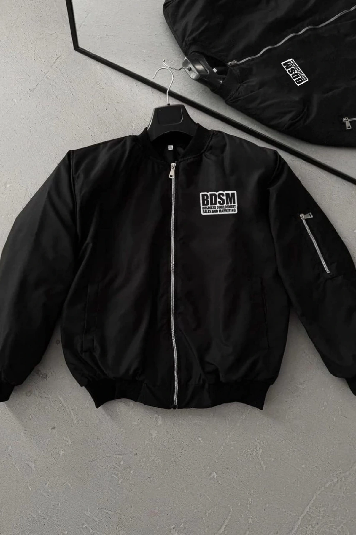 Erkek Siyah Bomber Mont – Fermuarlı, Cepli, Kapitone Astarlı, Göğüs Baskılı Tasarım Günlük Rahat Ceket - Siyah