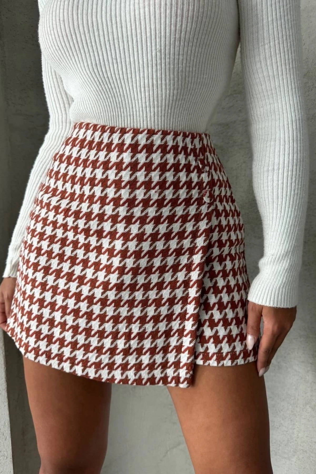 İki düğmeli kaz ayağı desen ch kumaş şort etek bordobeyaz h26414